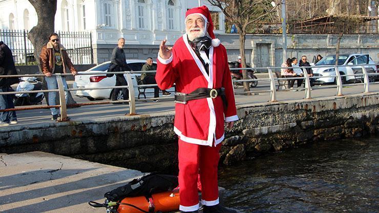 İstanbul Boğazına dalan Noel Baba denizden plastik balık çıkardı