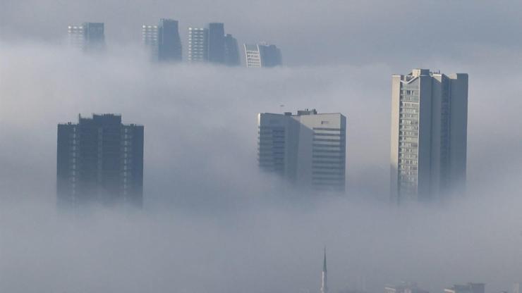 İstanbulda gökdelenler sis bulutları arasında kayboldu