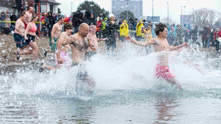 Yeni yıl geleneği: Yüzlerce kişi buz gibi soğuk suya koştu