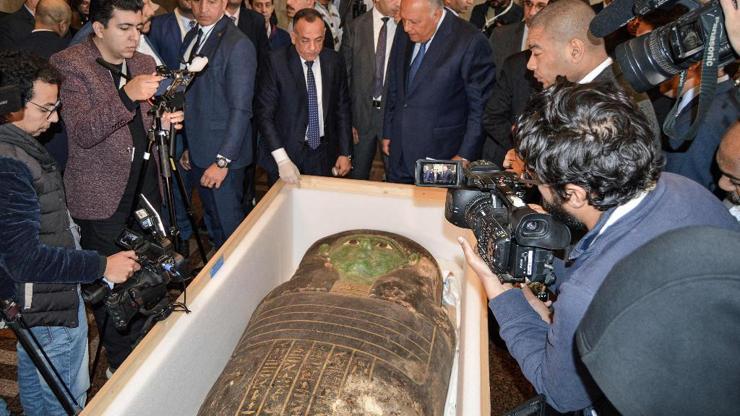 ABDye kaçırılan 2 bin 700 yıllık lahit kapağı Mısıra teslim edildi
