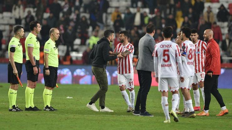 Antalyaspor ve Galatasaraydan iptal edilen gol tepkisi: Tuz koktu