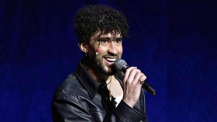 Hayranının telefonunu suya fırlatan Bad Bunnyden açıklama