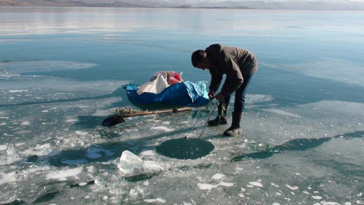 Çıldır Gölünde Eskimo usulü balık avı