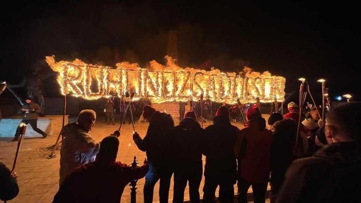 Türkiye orada toplandı: Sarıkamış şehitleri için on binler meşalelerle yürüdü