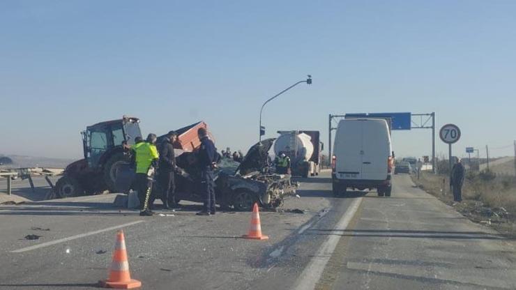 Eskişehir'de traktör ile otomobil çarpıştı: 3 yaralı