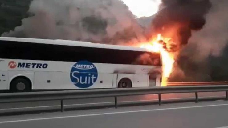 Seyir halindeki yolcu otobüsü alev alev yandı O anlar kamerada