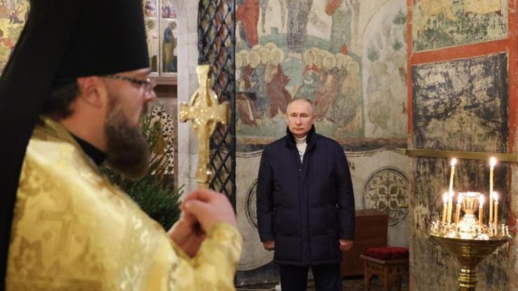 Putin tek başına Noel ayinine katıldı