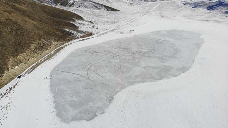 Kalp Gölü buz pistine döndü