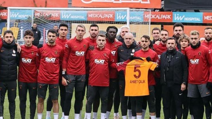 Galatasarayın idmanında Ahmet Çalık unutulmadı