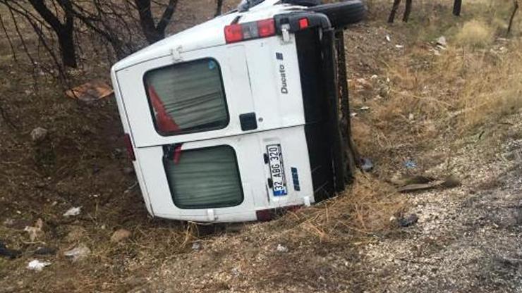 Minibüsle çarpışan otomobildeki çift öldü, 2 yaralı