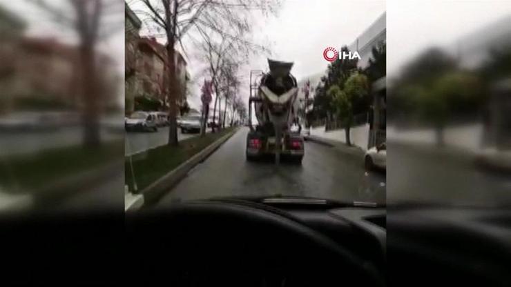 Ambulansa yol vermedi, yola harç döktü