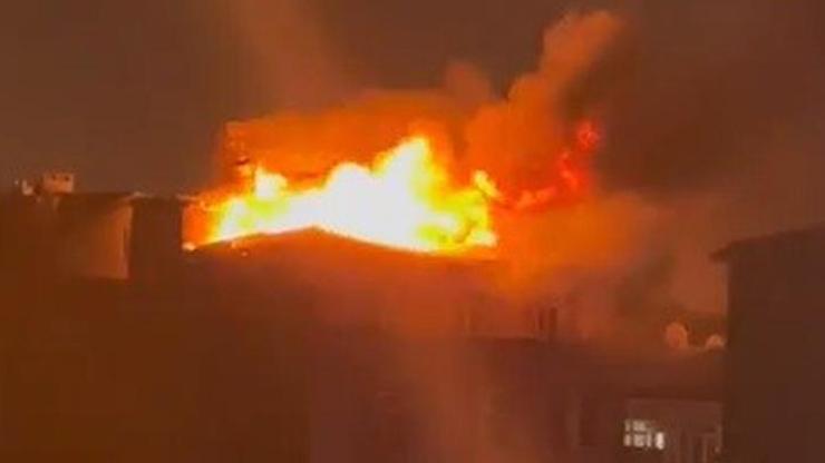 Küçükçekmece'de 5 katlı binanın çatısı alev alev yandı Küçükçekmece'de 5 katlı binanın çatısı alev alev yandı