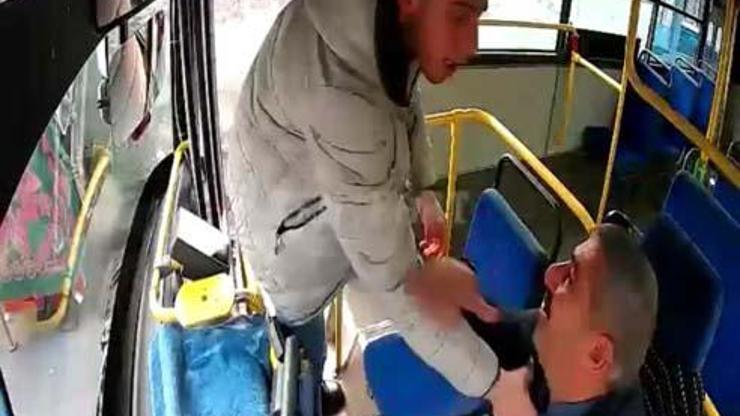 Halk otobüsü şoförünü defalarca yumrukladı; o anlar kamerada