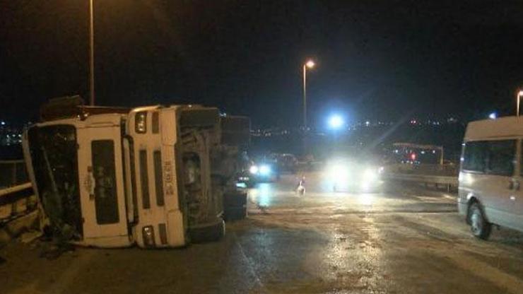 Küçükçekmece'de TIR yan yattı