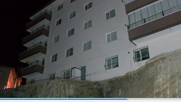 İnşaat kazısında bitişikteki apartmanın istinat duvarı çöktü, 19 daire tahliye edildi
