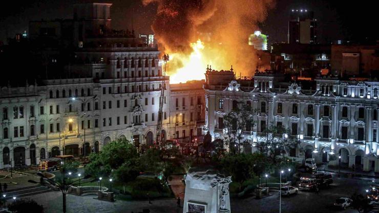 Perudaki hükümet karşıtı protestolar sırasında tarihi binada yangın