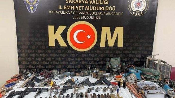 Sakarya'da silah atölyelerinde 27 tabanca ele geçirildi Sakarya'da silah atölyelerinde 27 tabanca ele geçirildi