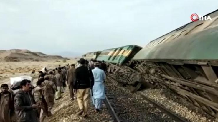 Pakistanda yolcu trenine bombalı saldırı: 18 yaralı