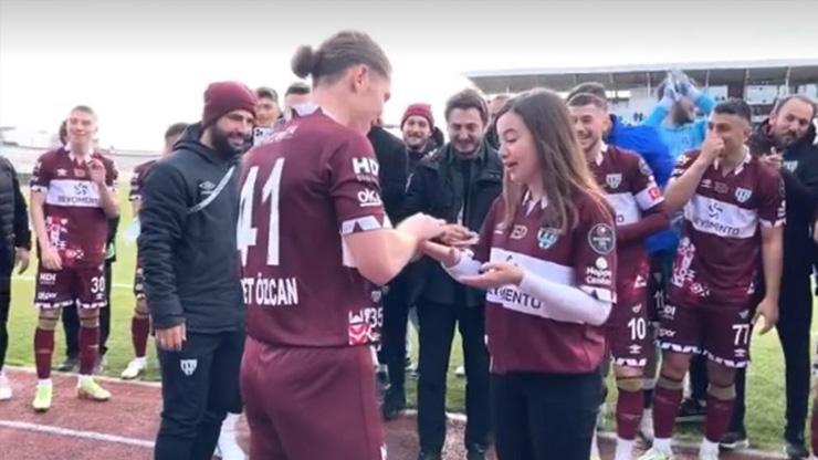 Bandırmasporlu futbolcudan sahada evlilik teklifi