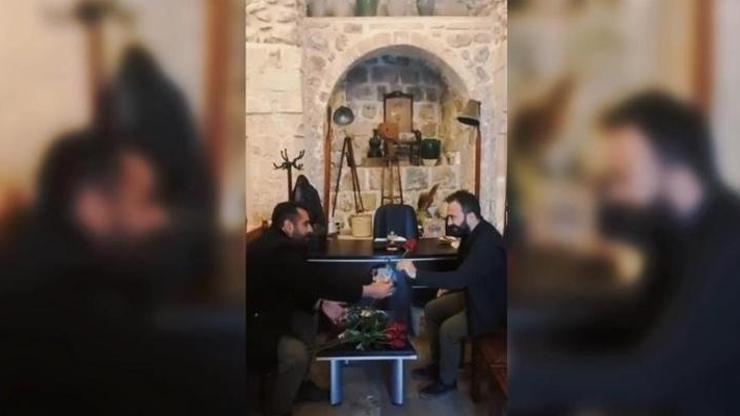 İsveç’te Kur’an-ı Kerim yakma girişimine karşı Mardinli gençler kiliselerde gül dağıttı