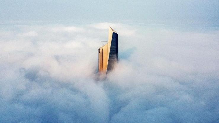 Kuveytte kartpostallık sis manzarası: Dev gökdelen gözlerden kayboldu