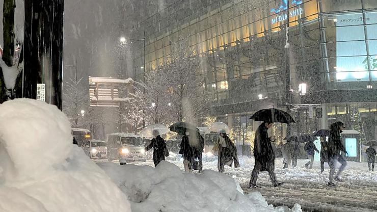 Japonya’da hava trafiğine kar engeli: 280 uçuş iptal