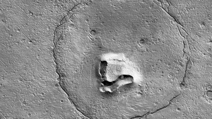 Astronomlar keşfetti Marsta bir ayı silüeti