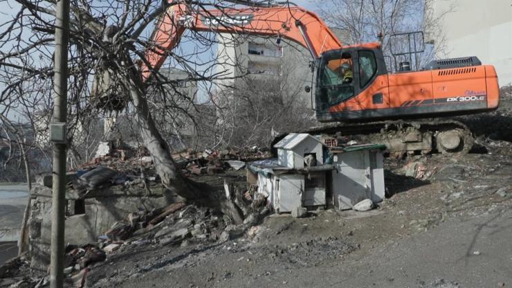 Başakşehirdeki metruk bina ekiplerce yıkıldı