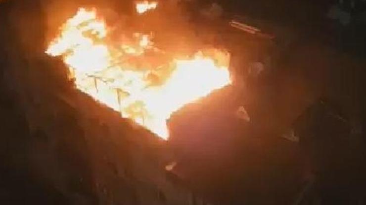 Zeytinburnunda binanın çatısı alev alev yandı