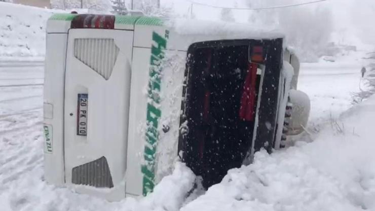 Bingöl'de yolcu otobüsü devrildi; 12 yaralı