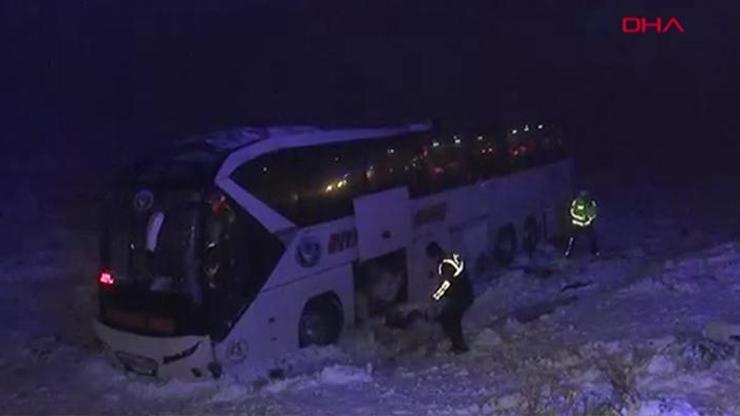 Son dakika... Diyarbakırda yolcu otobüsü şarampole devrildi: 4ü ağır 35 yaralı var