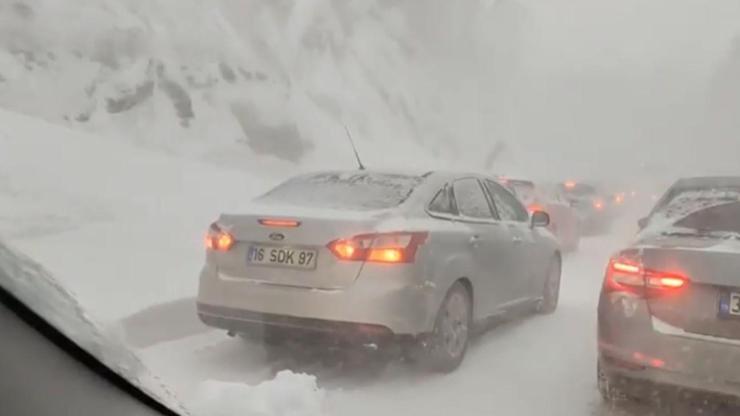 Uludağda 25 kilometrelik kar trafiği: Kayarak şehir merkezine indiler