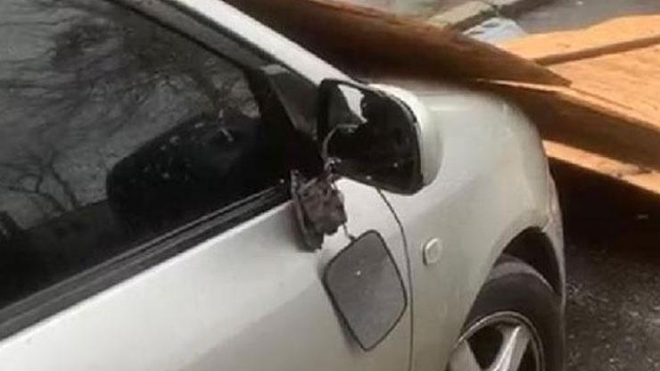 Küçükçekmece'de inşattaki paravanlar otomobilin üstüne devrildi