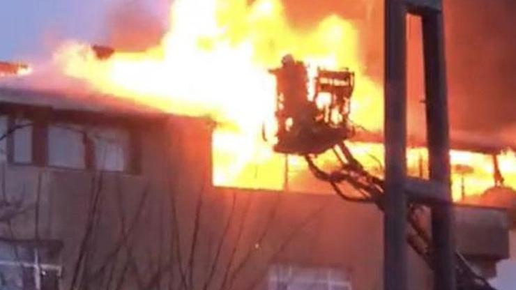 Pendik'te 4 katlı binanın çatı katı alev alev yandı