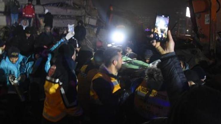 Deprem bölgelerinden son dakika açıklamaları: Can kaybı 2921e yükseldi, 15 bin 834 yaralı var