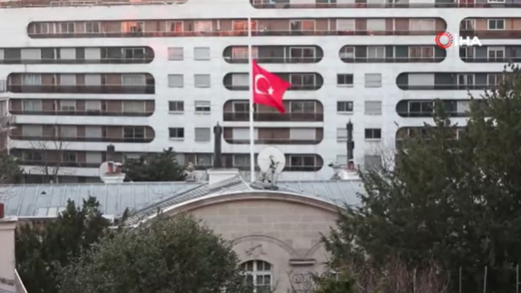 Türkiyenin Paris Büyükelçiliğinde bayraklar yarıya indirildi