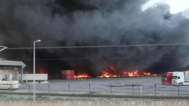 CNN TÜRK ekibi İskenderun Limanı’nda... Depremden sonra konteynerler içinde yangın çıktı