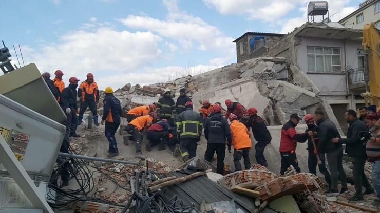 Osmaniyede artçı deprem; 4 katlı bina yıkıldı