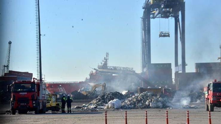 İskenderun Limanındaki yangında hurdaya dönen konteynerler kaldırılıyor