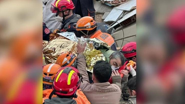 278. saatte bir mucize daha: 45 yaşlarında bir kişi enkazdan sağ çıkarıldı