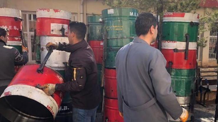 Kızıltepe’de meslek lisesi öğrencileri depremzedeler için soba üretiyor