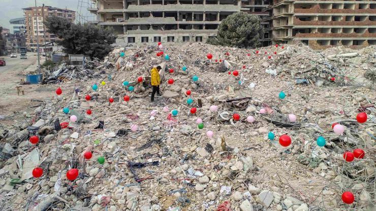 Depremde hayatını kaybeden çocukların anısına enkaz alanlarına balonlar bağlandı