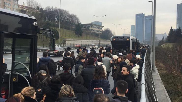 Metrobüs arızası nedeniyle vatandaşlar yürümek zorunda kaldı