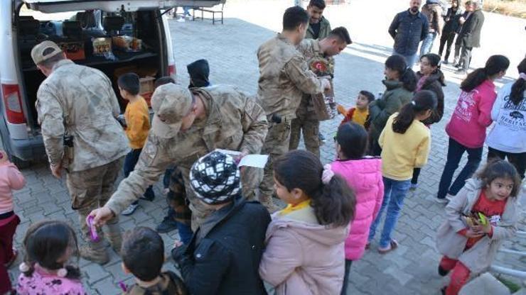 Silopi’de jandarma, depremzede çocuklarla buluştu