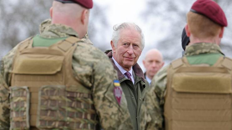 Kral 3. Charles, İngiltere’de eğitim gören Ukraynalı askerleri ziyaret etti