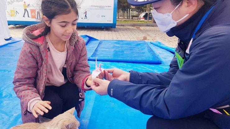 Japonyadan gelen ekip, moral vermek için depremzede çocuklara origami öğretiyor