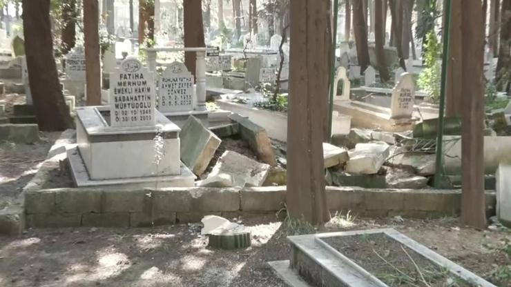 Mezarlıklar da depremde hasar aldı