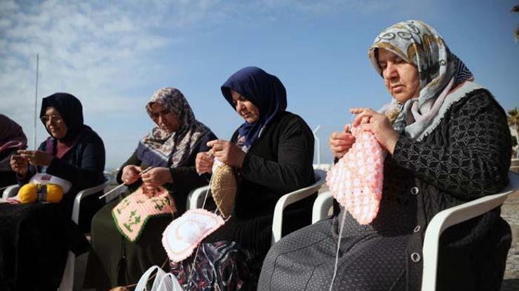 Depremzede kadınlar, bölgedeki komşuları için atkı, bere ve lif örüyor