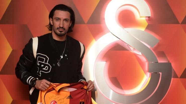 Hasan Kabze şampiyonluk formasını bağışladı