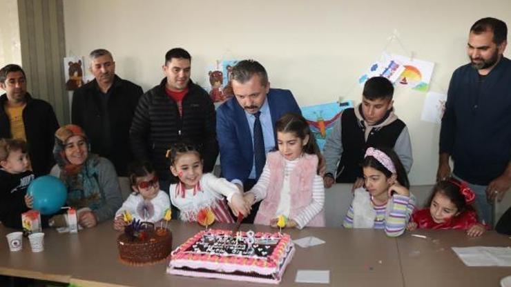 Midyatta depremzede Menesse Nur ve Narine doğum günü sürprizi